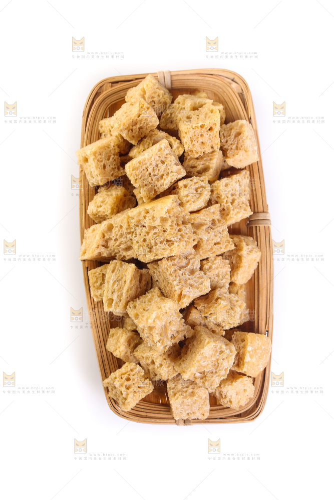 木板上放着面筋