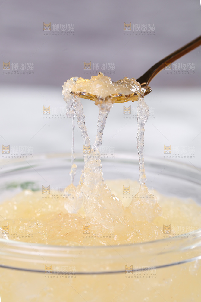 勺子上舀着雪燕