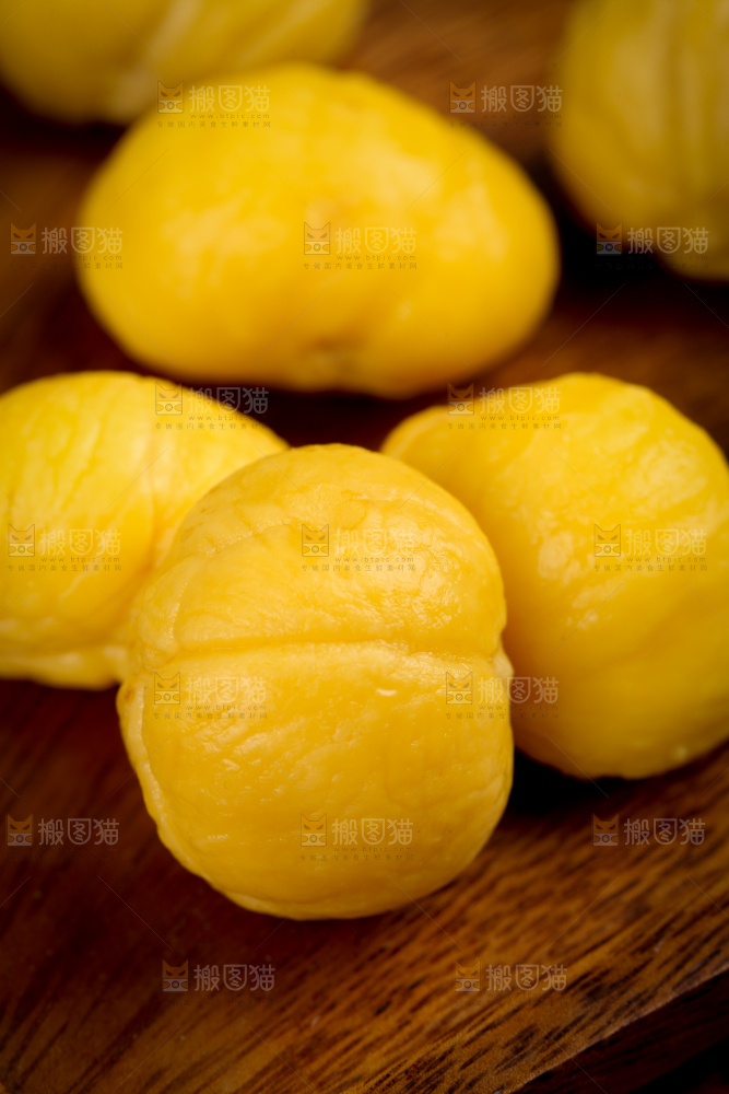 木板上放着板栗仁