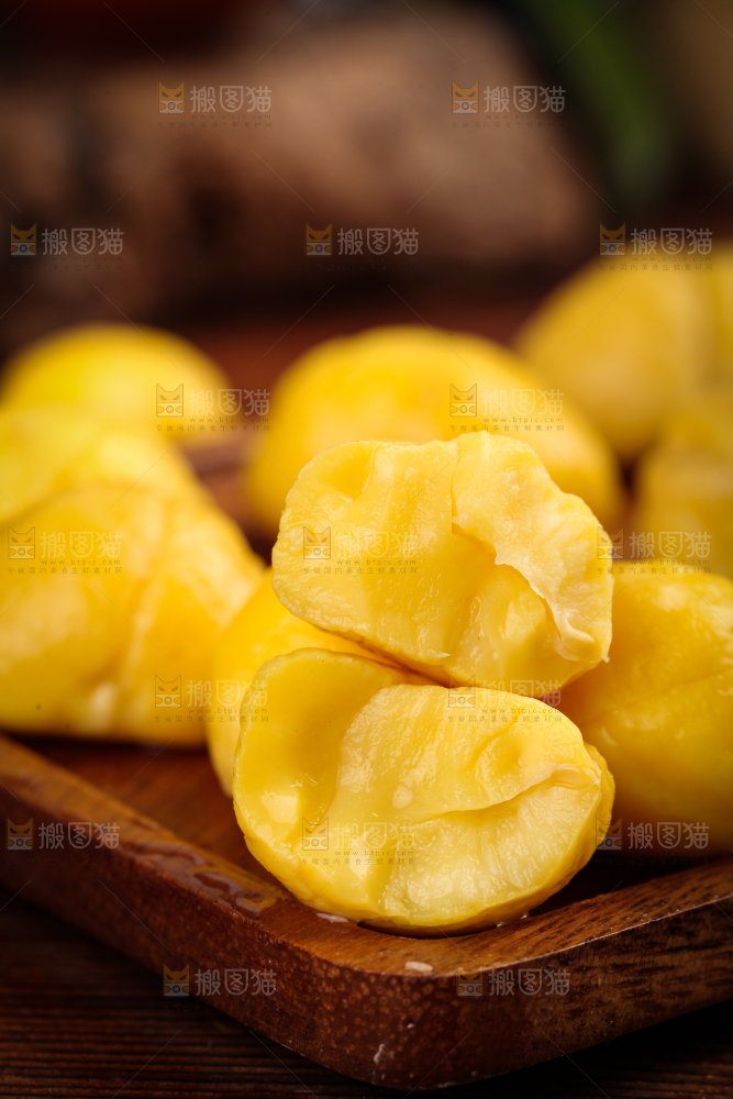 木板上放着板栗仁