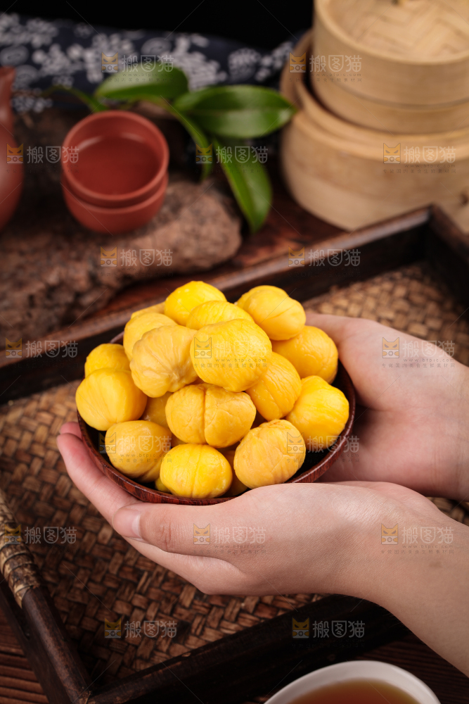 手上捧着一碗板栗仁