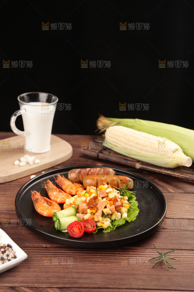 木底上放着一盘轻食餐