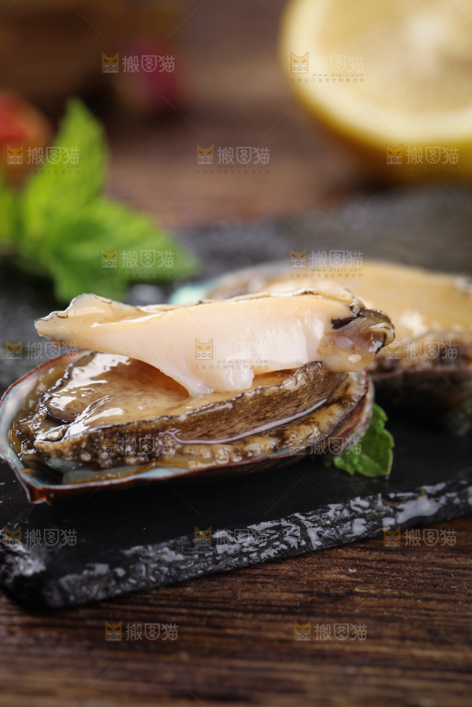 黑底上放着鲍鱼