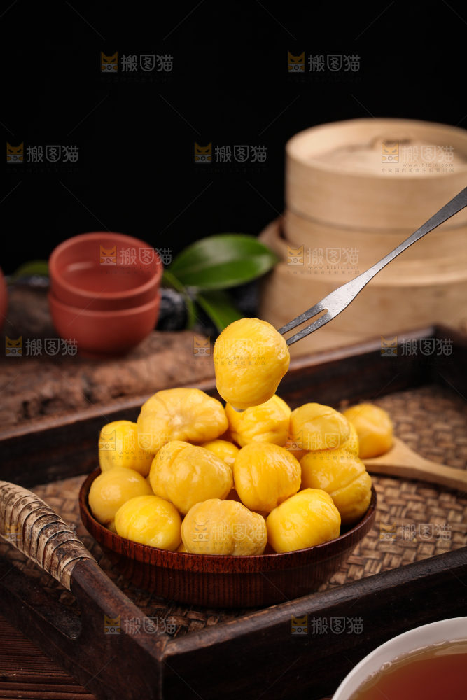 叉子上叉着板栗仁