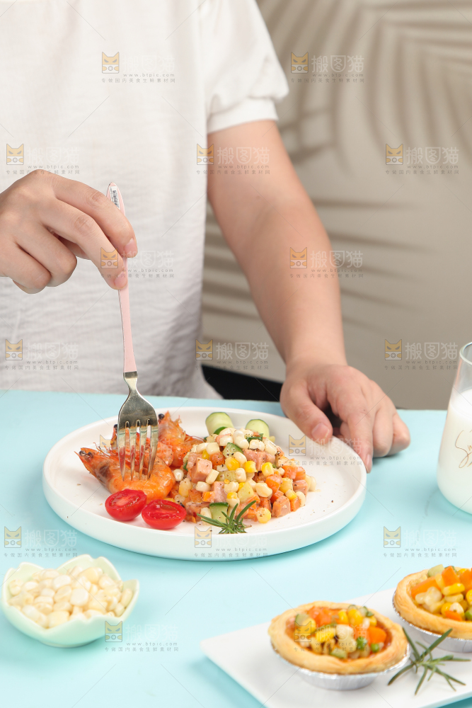 浅底上放着一盘蔬菜沙拉