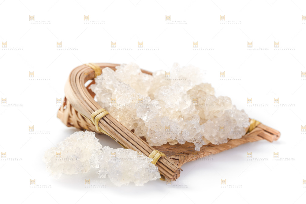簸箕上放着雪燕