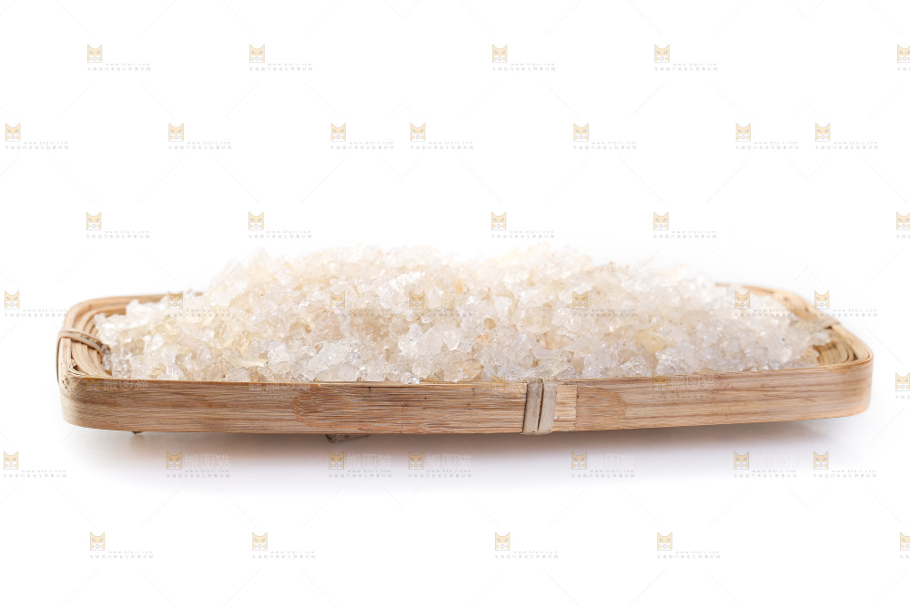 木篮里放着雪燕