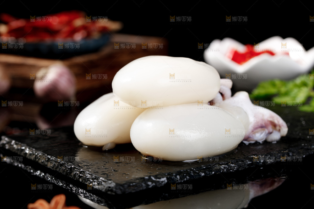 黑底上的新鲜墨鱼仔
