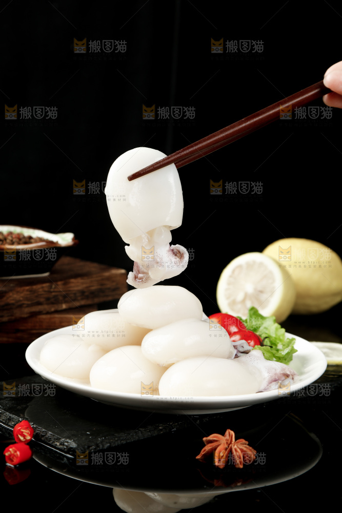 筷子上夹着小墨鱼仔