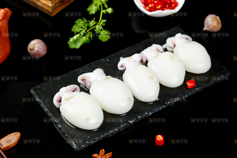 黑底上的新鲜墨鱼仔