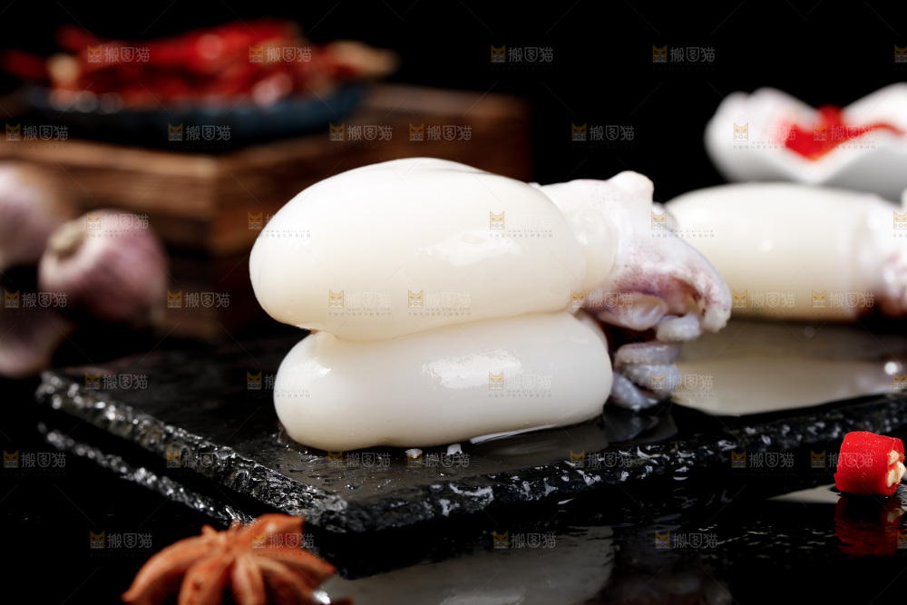 黑底上的新鲜墨鱼仔