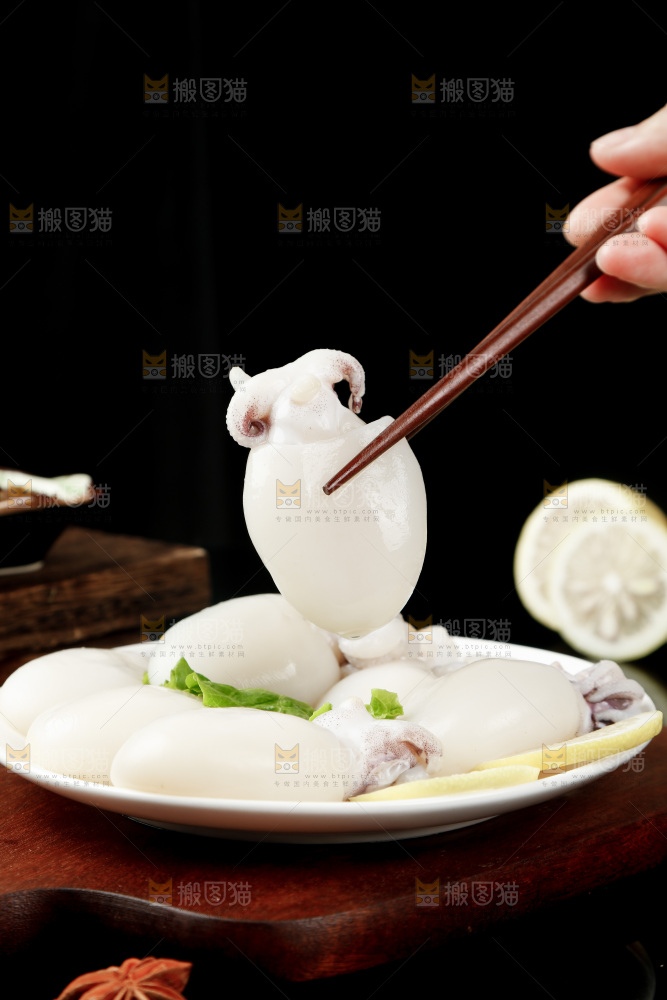筷子上夹着小墨鱼仔