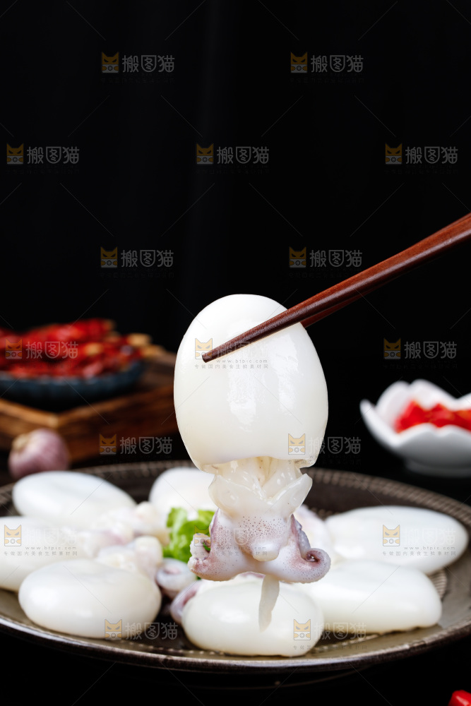 筷子上夹着小墨鱼仔