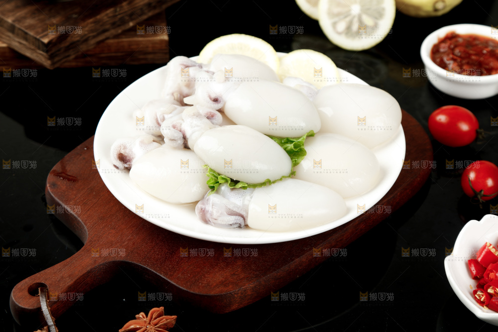 木板上一盘新鲜墨鱼仔