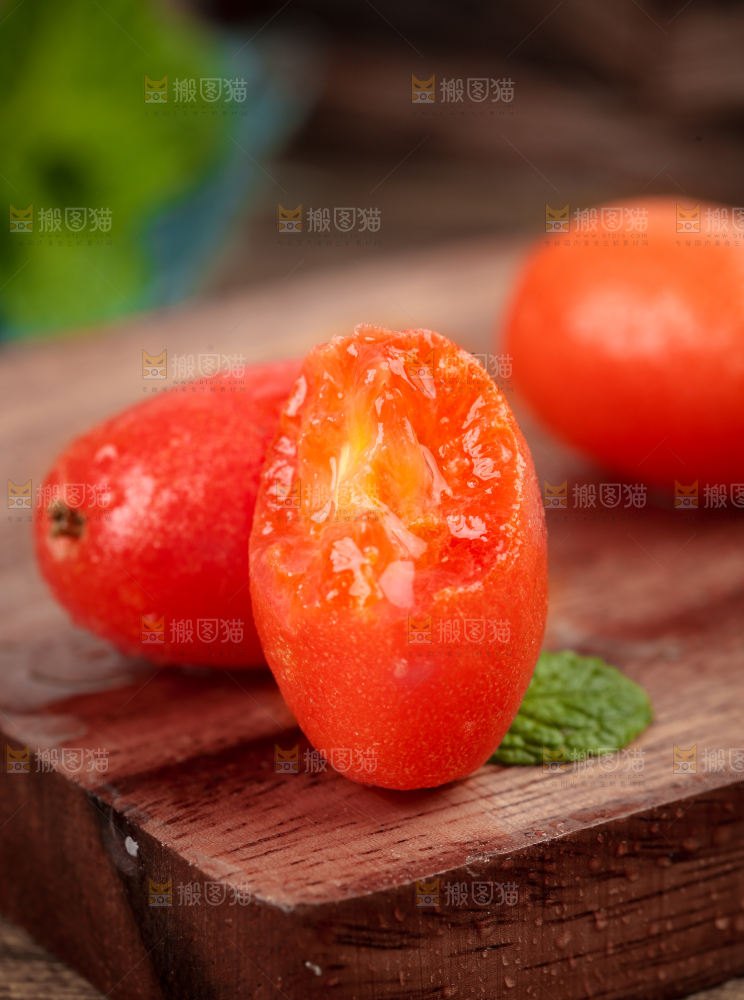 木底上的新鲜羊奶果