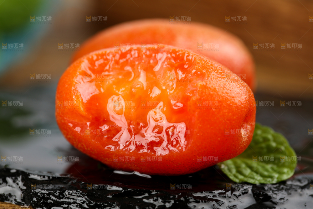 黑石板上的羊奶果