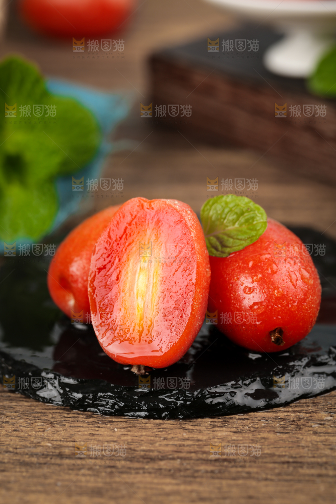 黑石板上的羊奶果