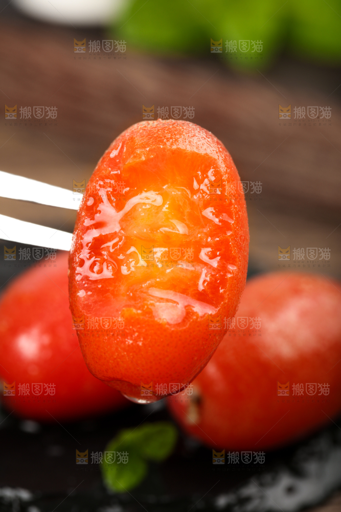 叉子插着羊奶果