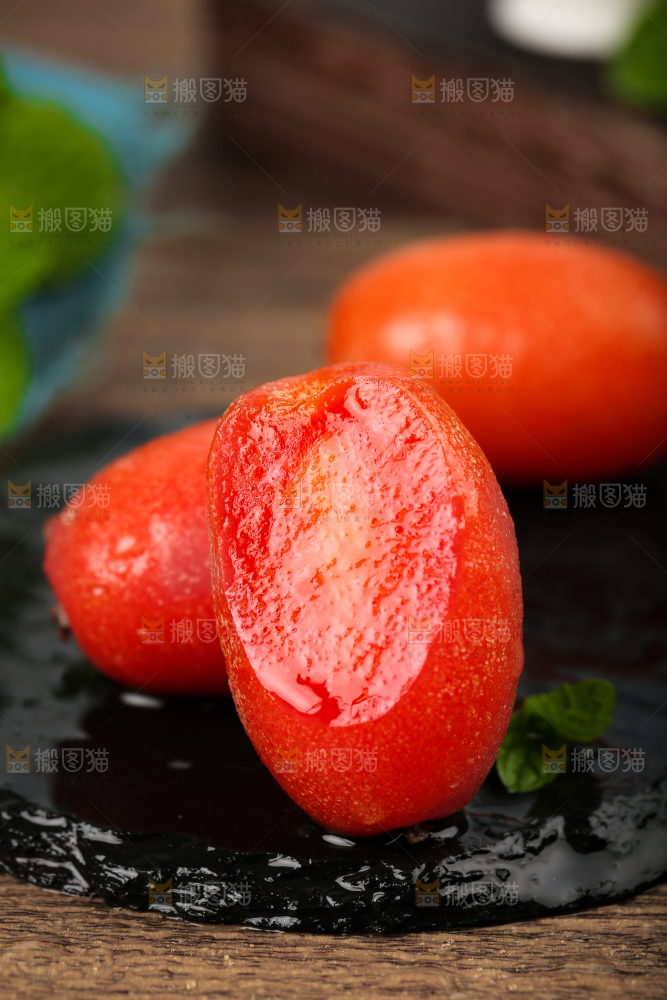 黑石板上的羊奶果