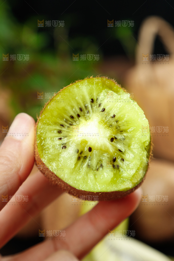 黑石板上的徐香猕猴桃