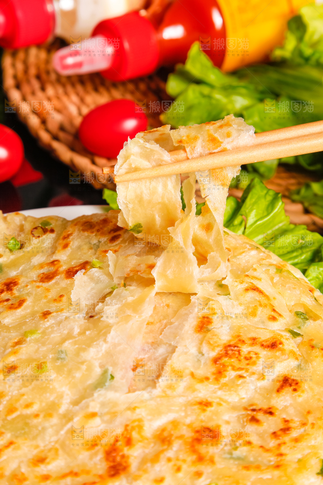 筷子上夹着葱油饼