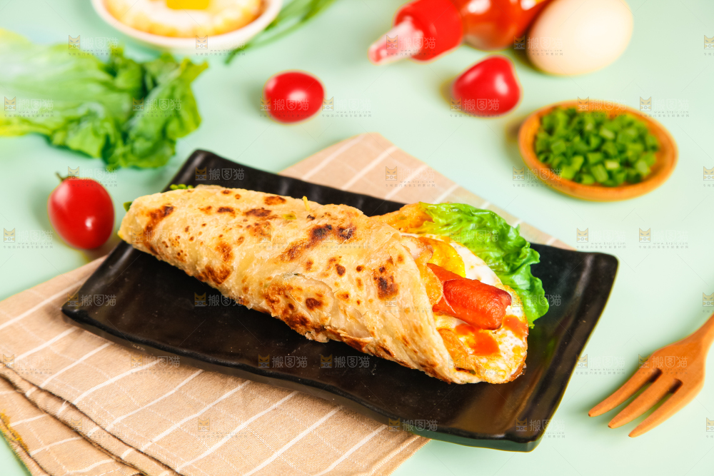 盘子里的手抓饼卷香肠鸡蛋