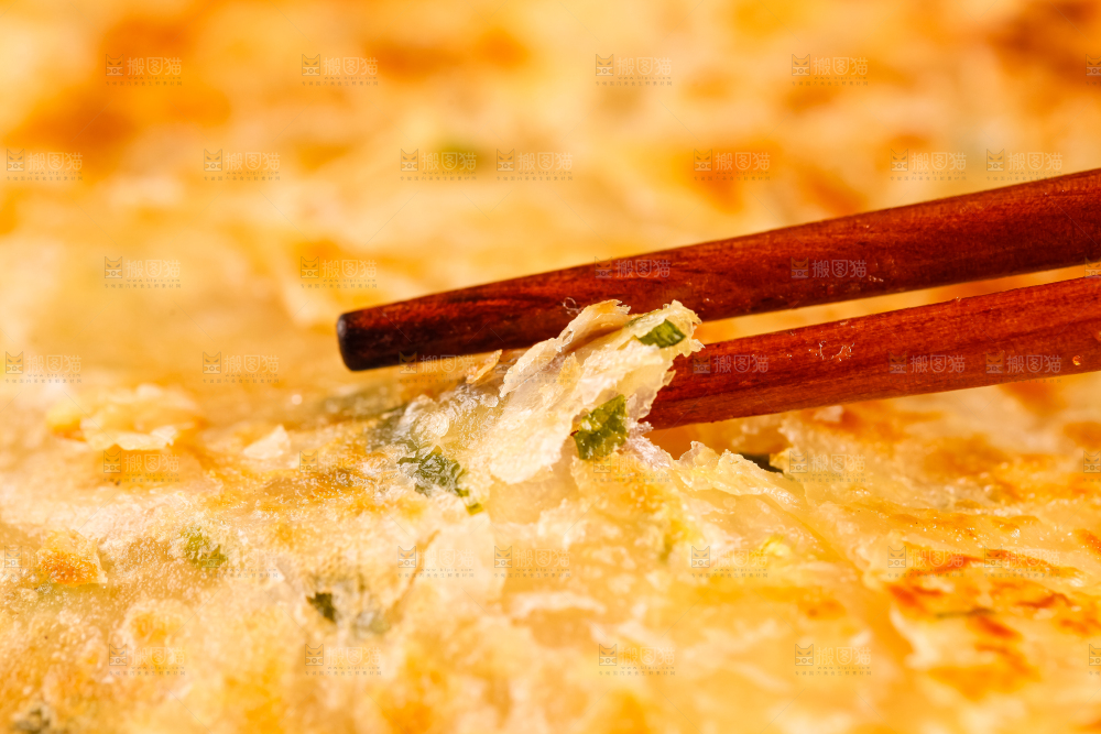 筷子上夹着葱油饼