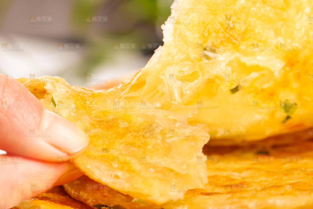 手拿着葱油饼