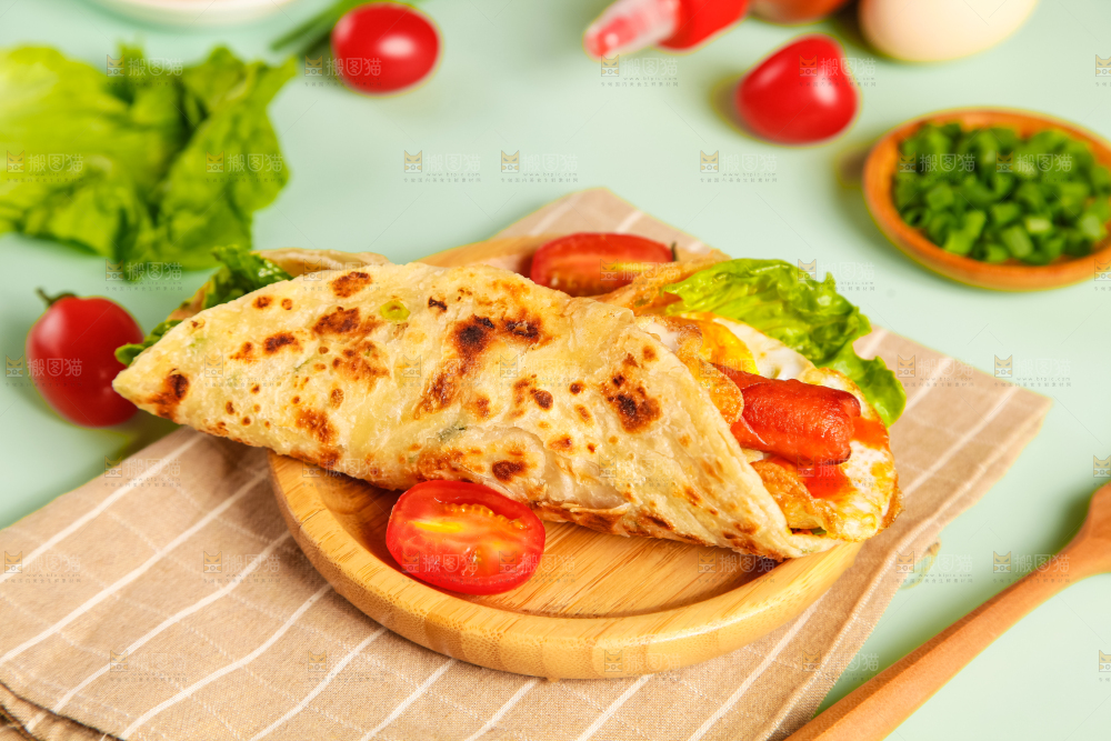盘子里的手抓饼卷香肠鸡蛋