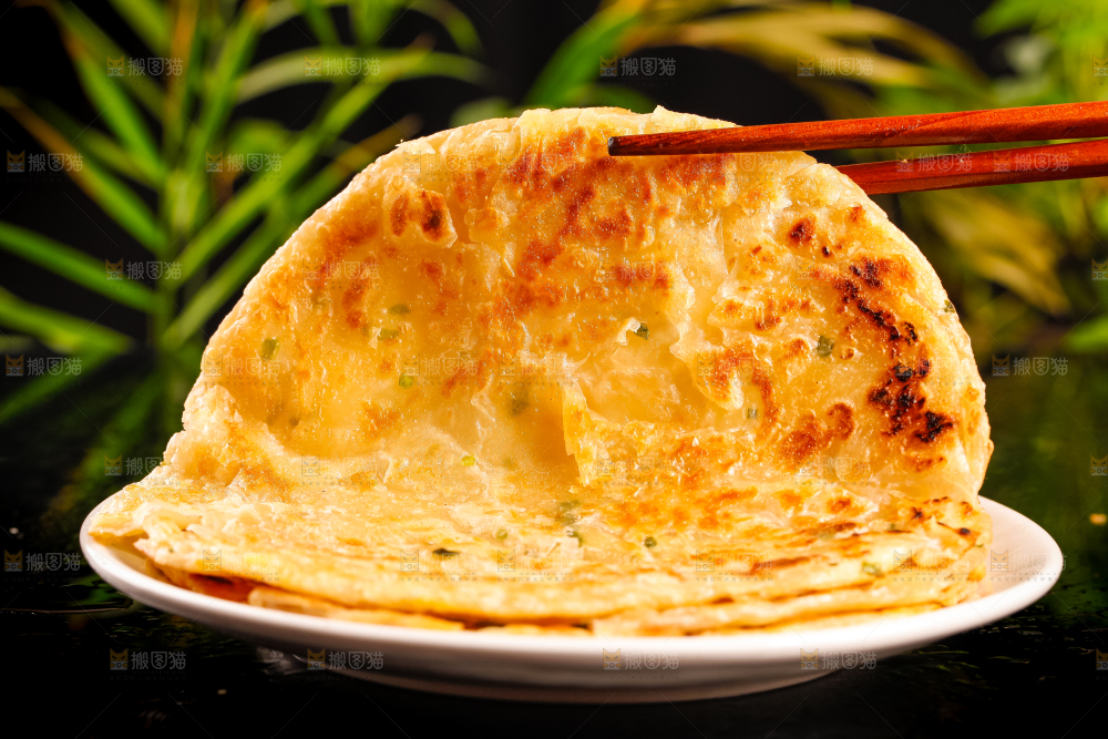 筷子上夹着葱油饼