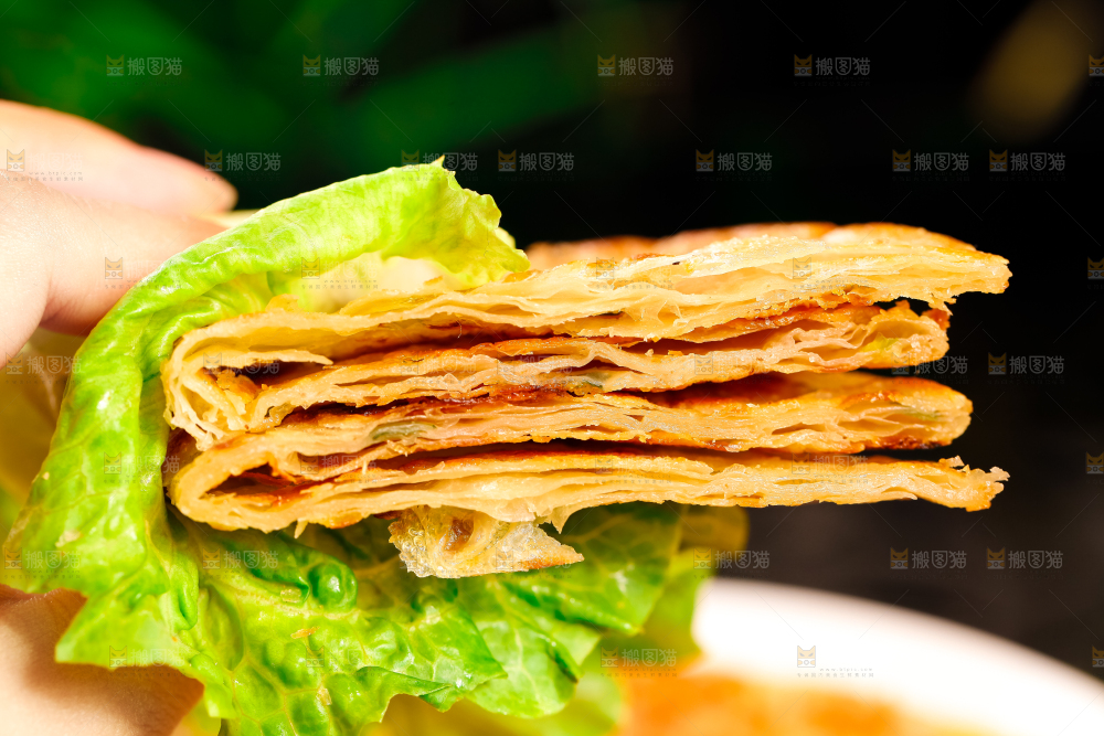 手拿着葱油饼