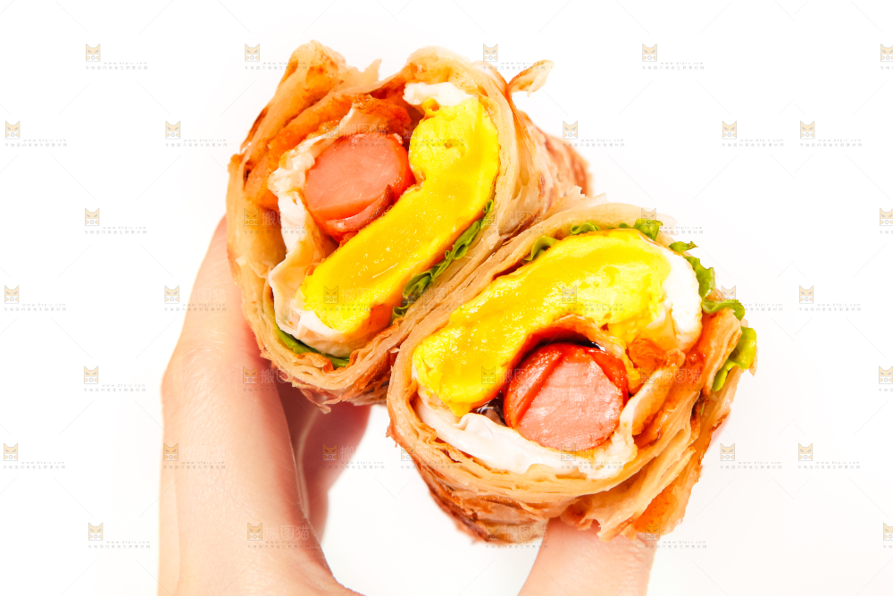 手拿着鸡蛋香肠卷饼