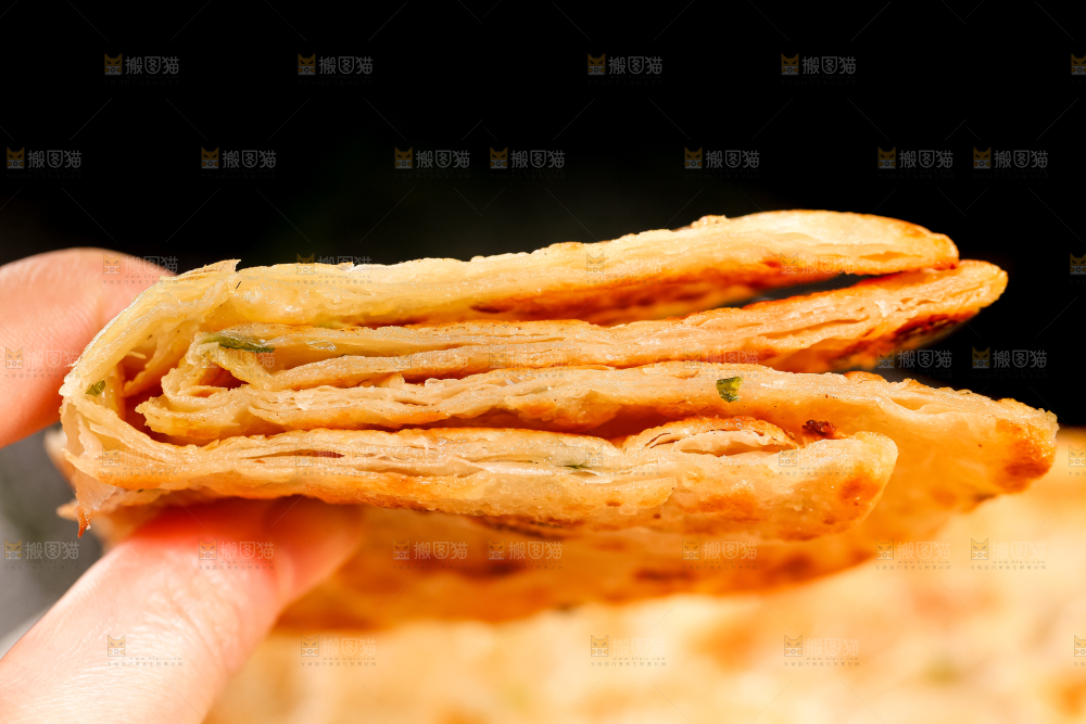 手拿着葱油饼