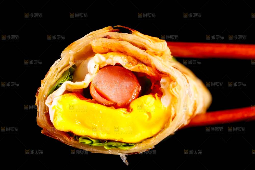 筷子上夹着鸡蛋香肠卷饼