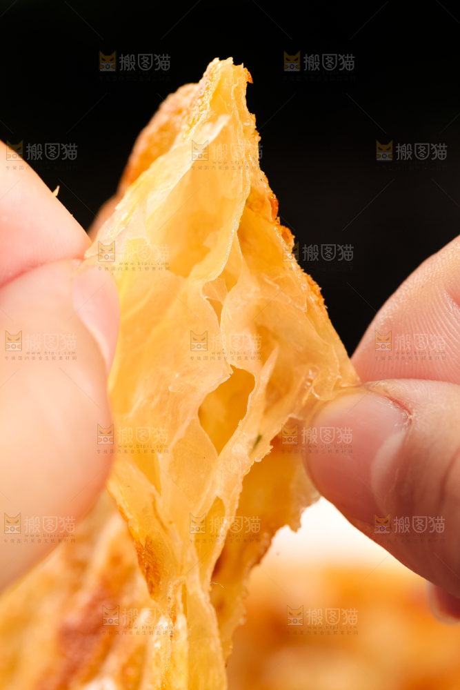 手拿着葱油饼