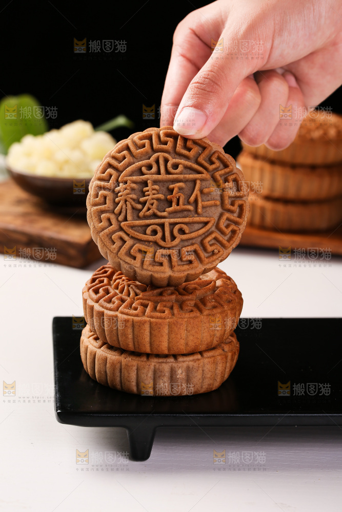 手拿着荞麦五仁月饼