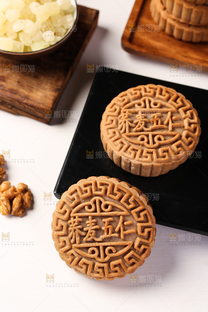 白底上的荞麦五仁月饼