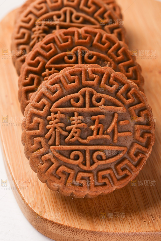 木板上的荞麦五仁月饼