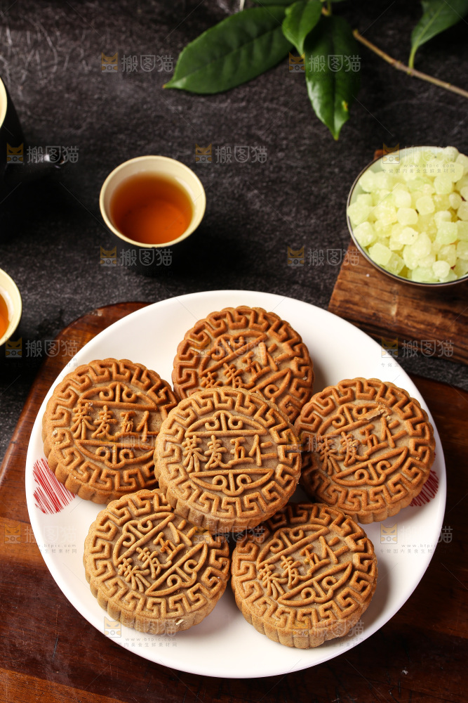 盘子里的荞麦五仁月饼