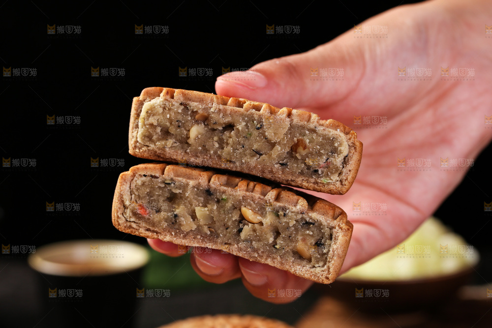 手拿着掰开的荞麦五仁月饼