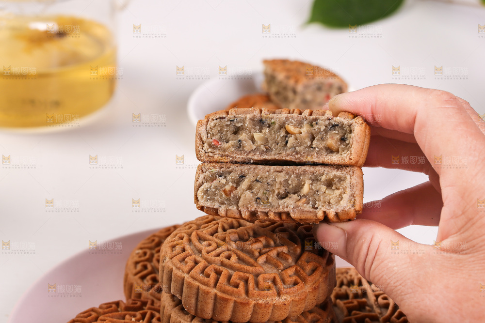 手拿着掰开的荞麦五仁月饼