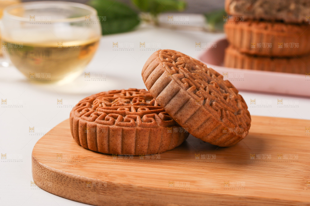 木盘上的荞麦五仁月饼