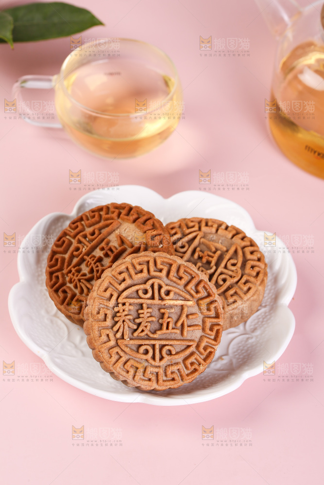 盘子里的荞麦五仁月饼