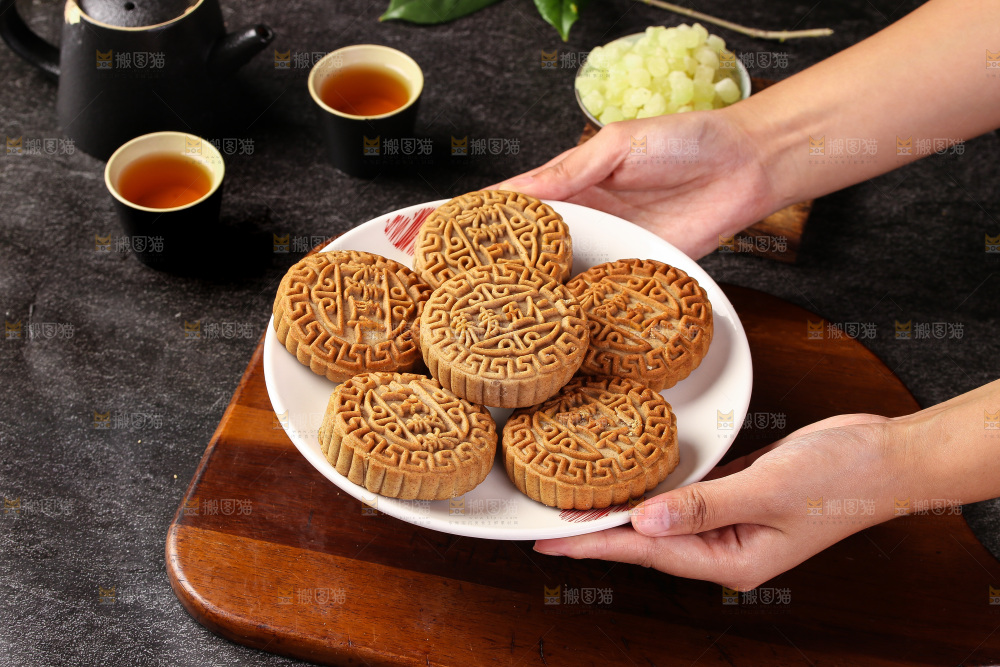 手端着一盘荞麦五仁月饼