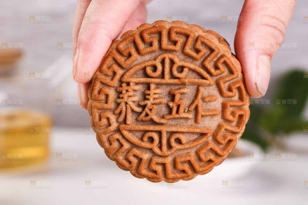 手拿着荞麦五仁月饼