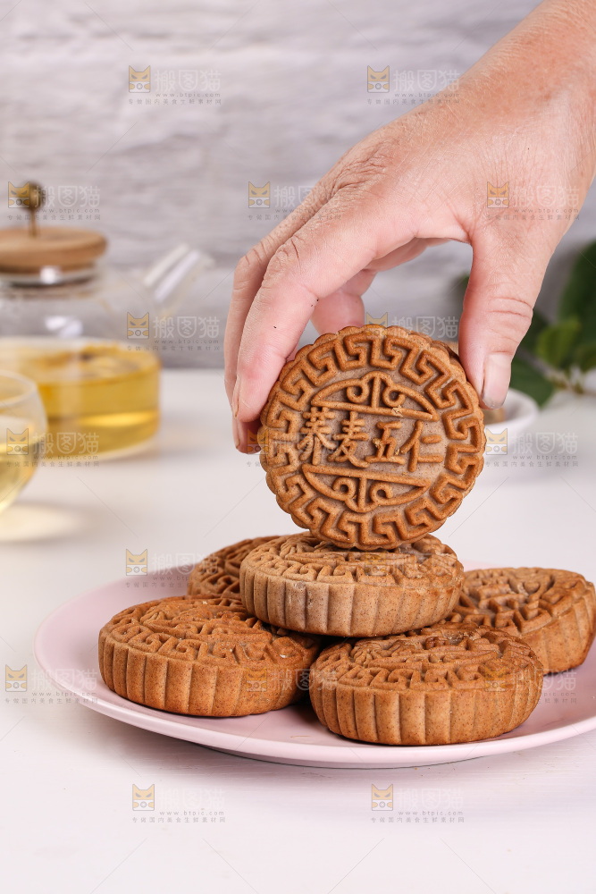 手拿着盘子里的荞麦月饼