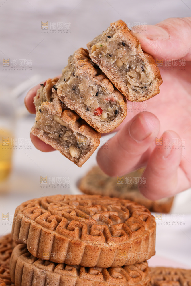 手拿着荞麦五仁月饼