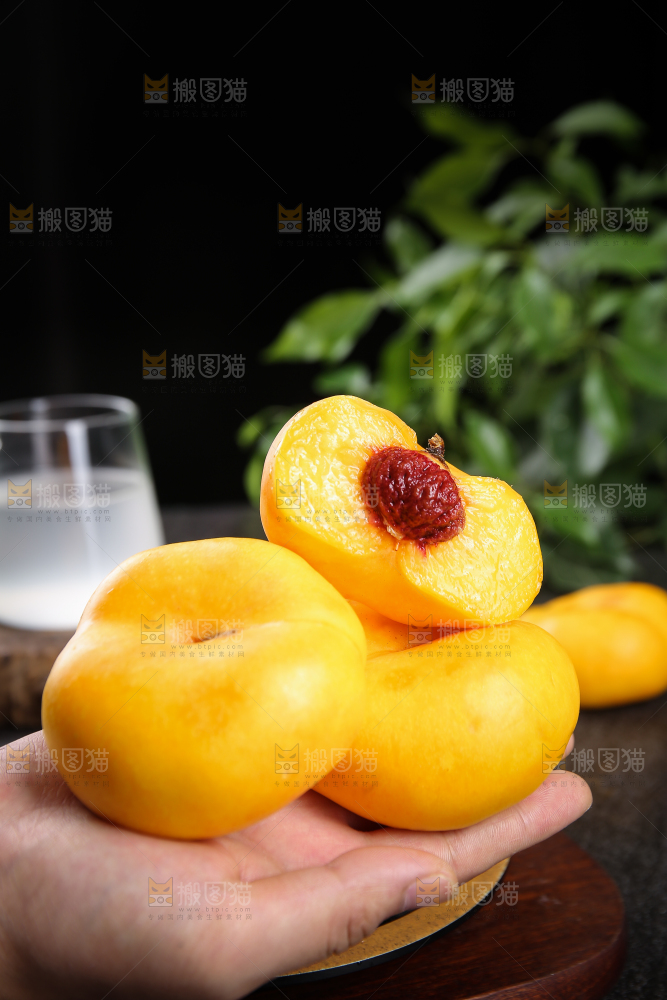 手拿着的黄蟠桃
