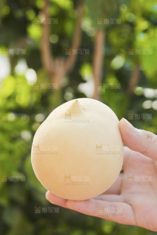 手上拿着奶油大白桃