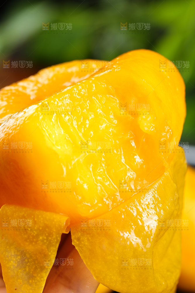 手上拿着黄蟠桃